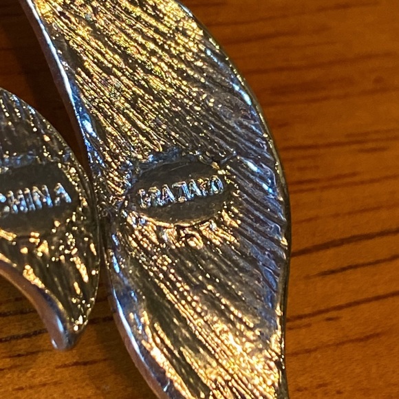 R.J. Graziano Beautiful, Bowtie, Bling Vintage Brooch - Picture 5 of 5